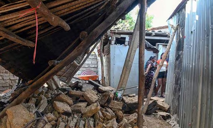 6.5-magnitude quake shakes Mexico City and beach resort, killing two