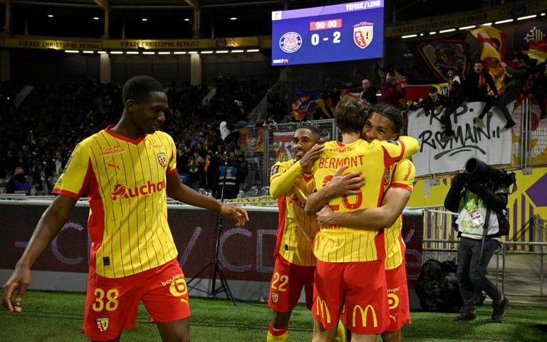 Lens move four points clear of PSG at top of Ligue 1