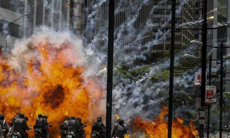 Explosions heard in Venezuela's capital: AFP journalist