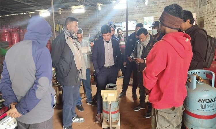 Tk. 100000 fined for selling LPG at higher prices in Magura