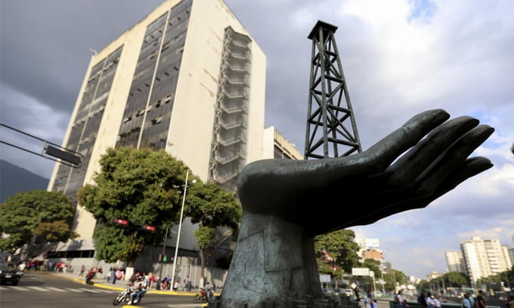 Tech firms lead Asian markets higher, oil swings after Maduro ouster