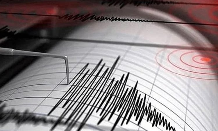 Strong quake hits western Japan, no tsunami warning