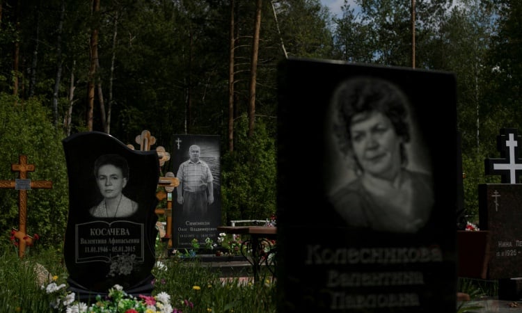 Russian family brings abandoned graves back to life
