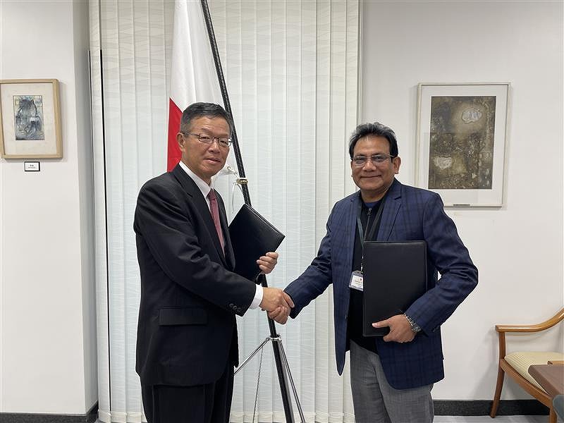 SAIDA Shinichi, Ambassador of Japan to Bangladesh with representatives from SKS Foundation. Photo: Japan Embassy