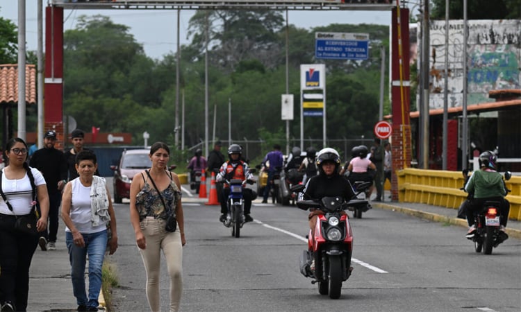 Relief mixed with fear as Venezuelans cross into Colombia