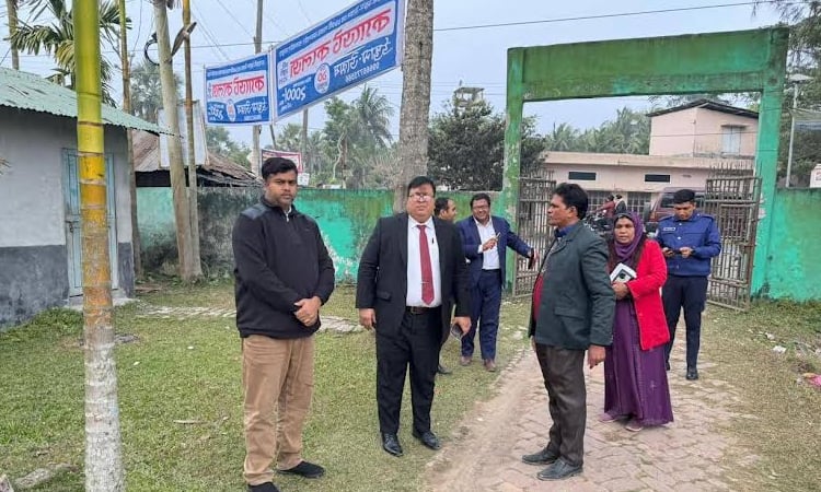 Bagerhat DC visits polling stations