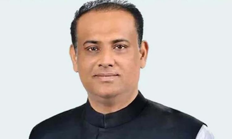 Court issues arrest warrant against former land minister Javed, 31 others