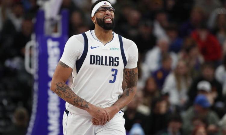 Mavs' Davis has ligament damaged in left hand: report