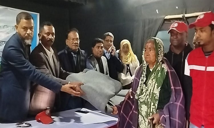 Red Crescent distributes blankets among cold-stricken people in Bagerhat