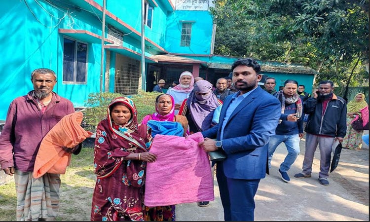 Blankets distributed among cold-stricken people in Dumuria