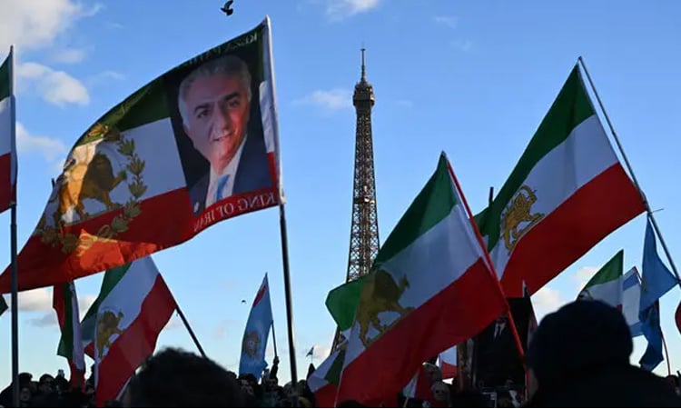 Son of ousted Iran shah urges security forces to 'stand with the people'