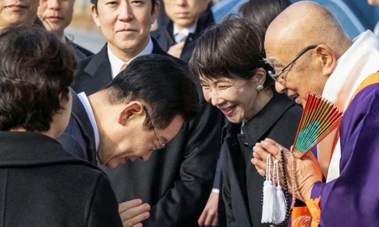 Japan, South Korea leaders drum up viral moment with K-pop jam