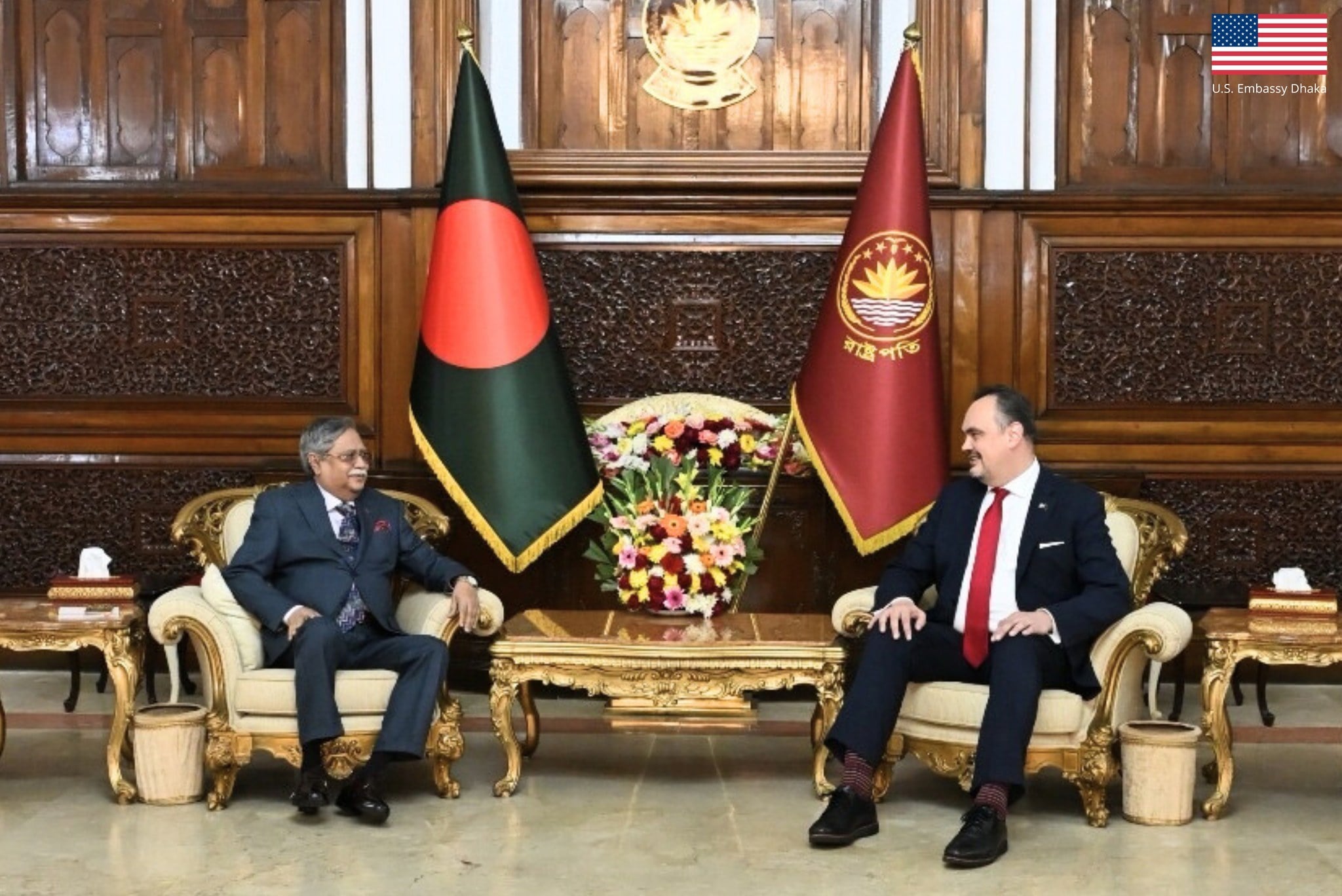 US envoy presents credentials to President