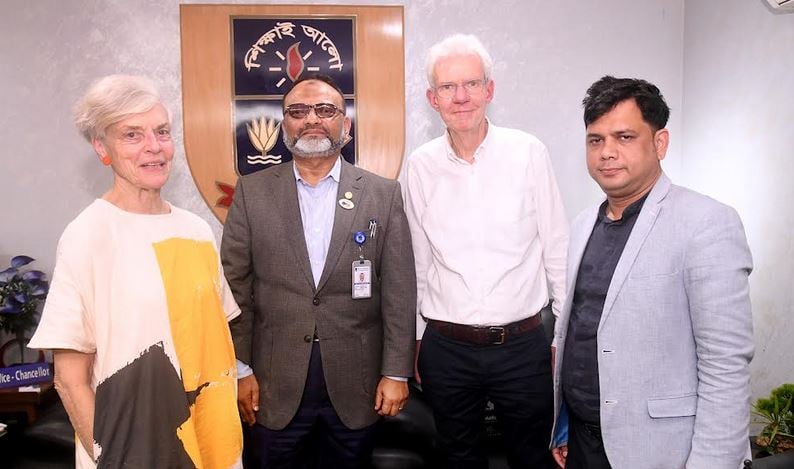 Two UK professors pay courtesy call on DU VC