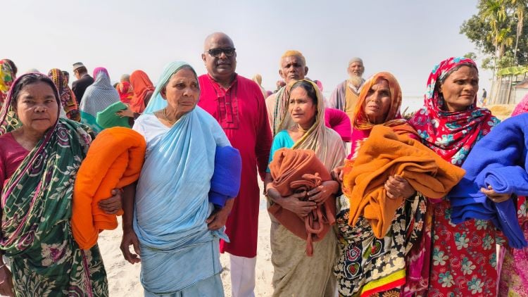 Blankets distributed among 200 cold-hit people in Kurigram 