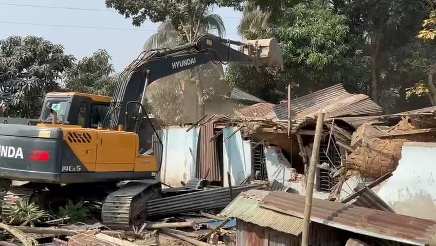 Illegal structures demolished on highway in Noakhali