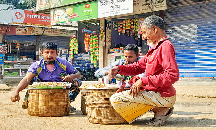 Cold decreases in Lalmonirhat bringing relief to public life