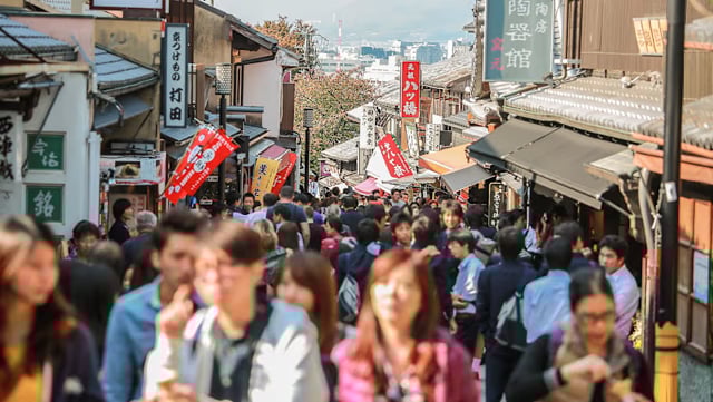 Record tourists to Japan, despite plunge in Chinese visitors