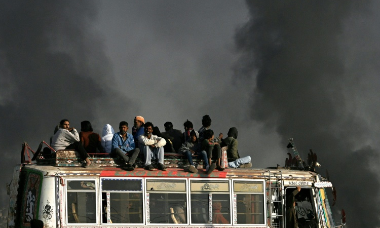 With monitors and lawsuits, Pakistanis fight for clean air