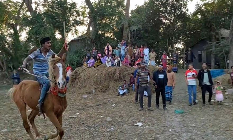 Historic horse racing competition held in Madaripur