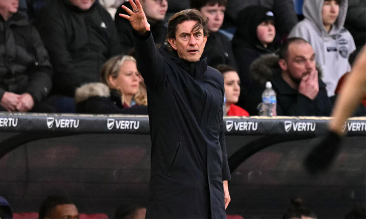 Frank under increased pressure after Spurs stumble at Burnley as City win