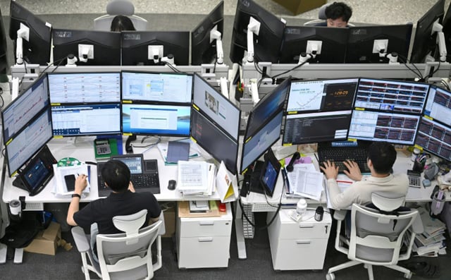 Asian stocks track Wall St gains, Seoul brushes off tariff threat