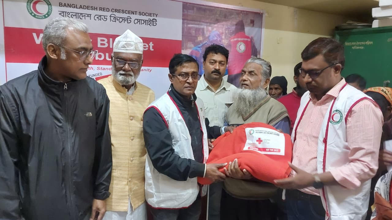 500 blankets distributed among destitute in Manikganj