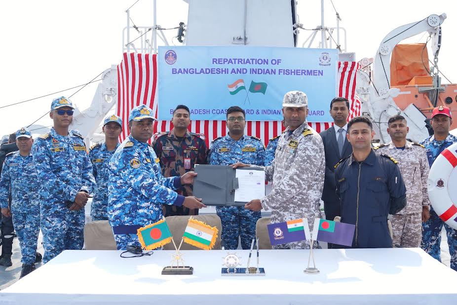 128 Bangladeshi fishermen return home after Bangladesh-India Coast Guard exchange