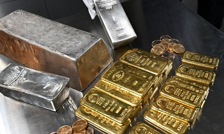 Gold, silver prices tumble as investors soothed by Trump's Fed pick