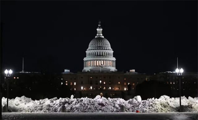 US government shuts down but quick resolution expected
