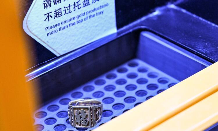Chinese cash in jewellery at automated gold recyclers as prices soar