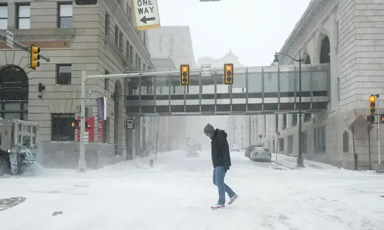 Snowstorm disrupts travel in southern US as blast of icy weather widens