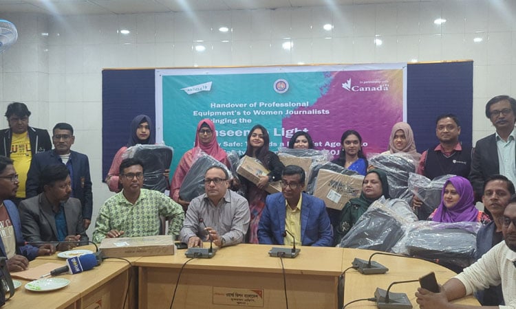 9 women journalists get laptops in Khulna