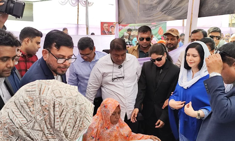 Zubaida Rahman joins free heart camp in Karail