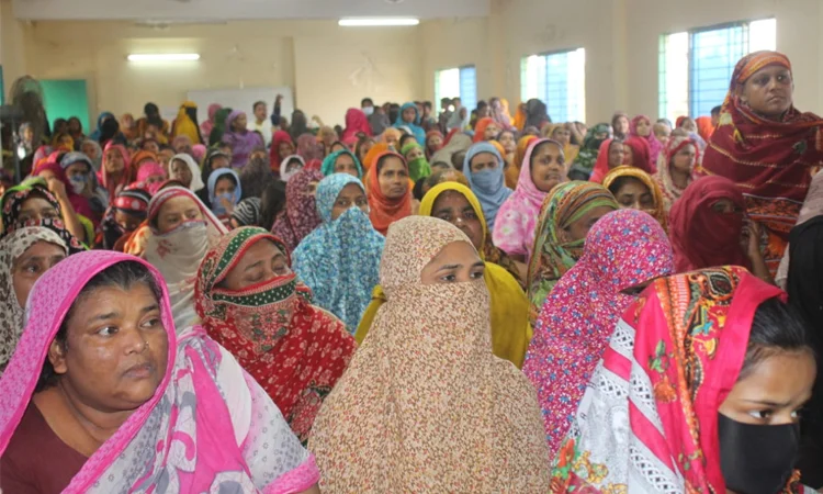 Slum dwellers pledge support for Tarique Rahman in Dhaka-17