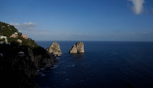 Capri limits big groups to tackle the crowds