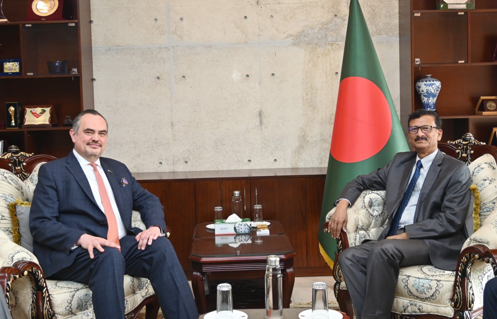 US ambassador meets Foreign Adviser 