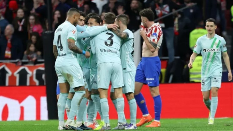 Real Madrid edge Valencia to stay on Barca's tail, Atletico slump