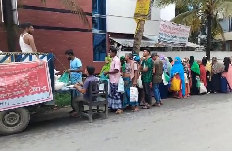 OMS outlets draw growing crowds in Khulna