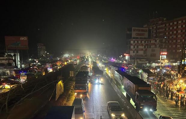 Homebound voters crowd Dhaka–Chattogram highway