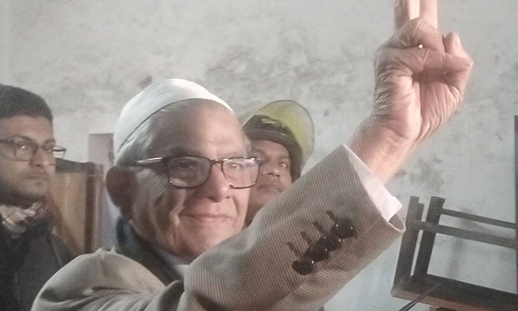 Mirza Fakhrul casts vote at Thakurgaon Govt. Girls High School centre, hopes for victory 