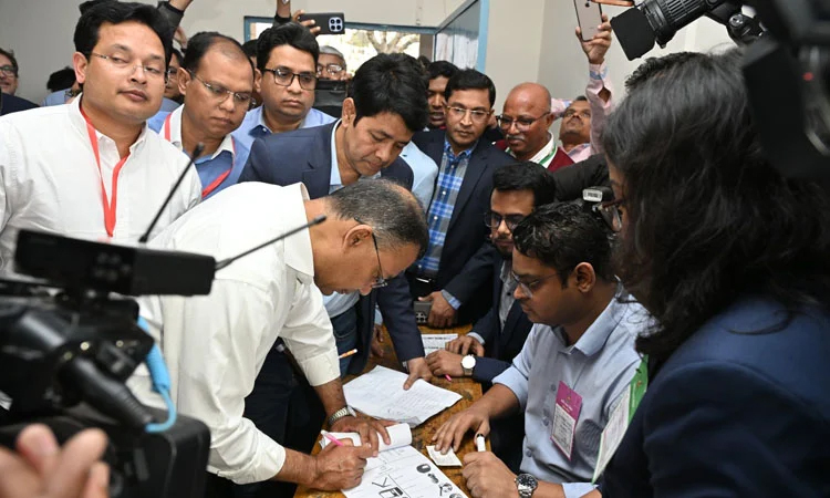 Tarique Rahman casts vote along with family