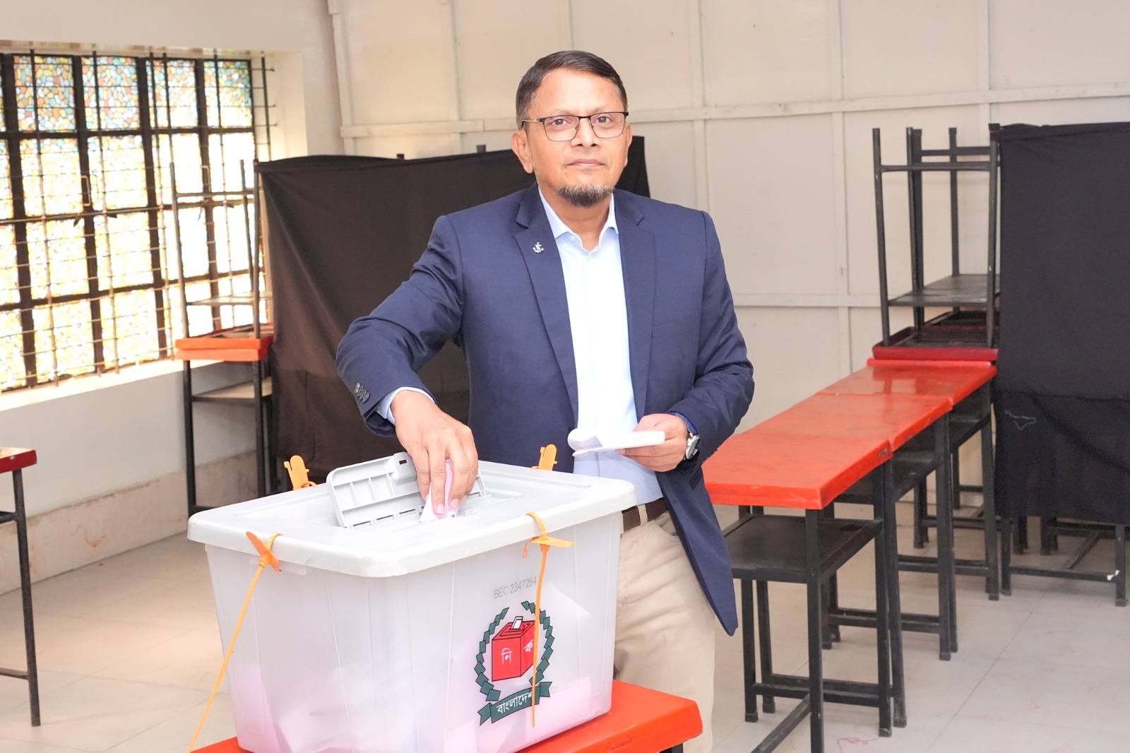 Navy Chief casts vote at Scholars International School and College