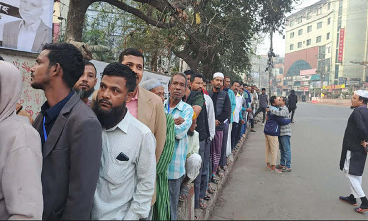 Festive atmosphere prevails in Ctg as voters throng polling centres