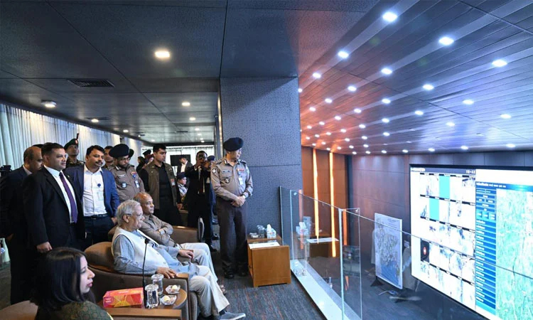 Chief Adviser monitors nationwide voting from Police HQ control room