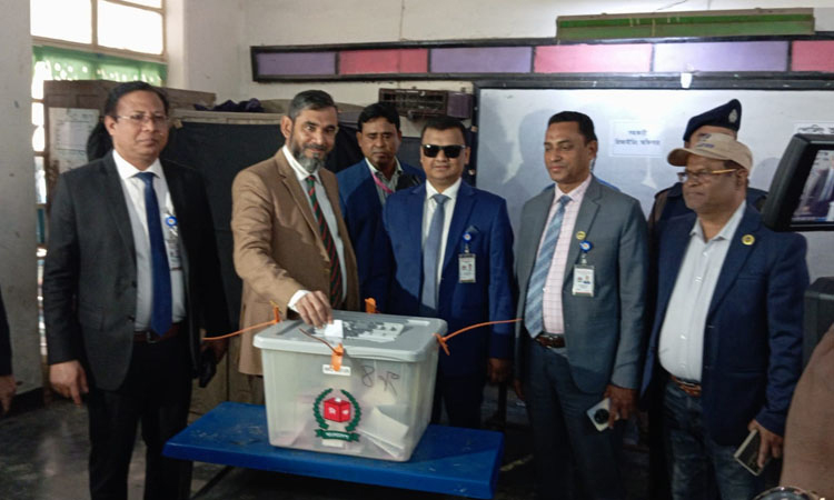 Election being held peacefully across the country: EC Sanaullah