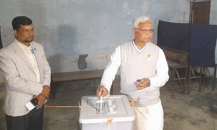 Dr Zahid casts vote at Motihara Government Primary School