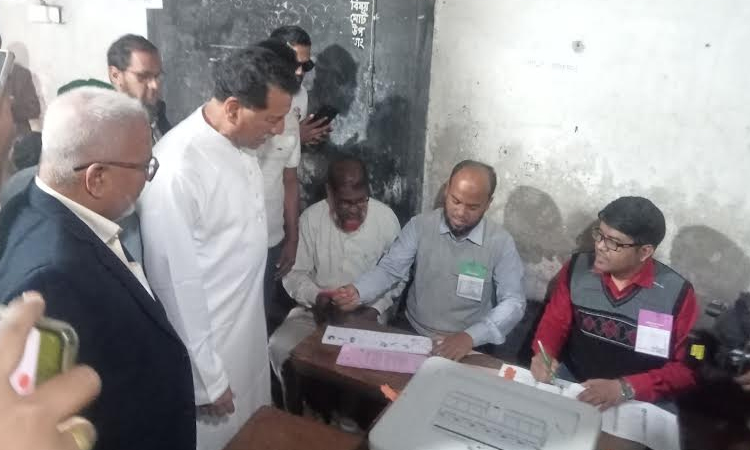 Three candidates share friendly banter in Narsingdi