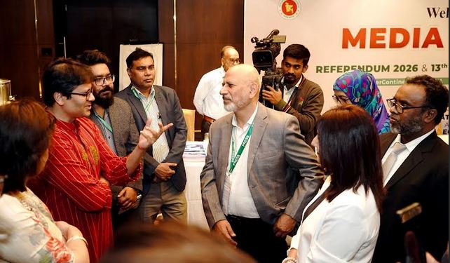 Lutfey Siddiqi, Lamiya Morshed exchange views with foreign observers, journos