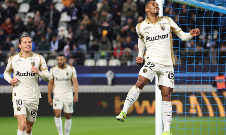 Lens run riot to reclaim top spot in Ligue 1, Marseille slip up